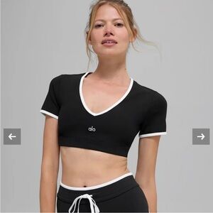 Alo Yoga airbrush race pace short sleeve- black size medium